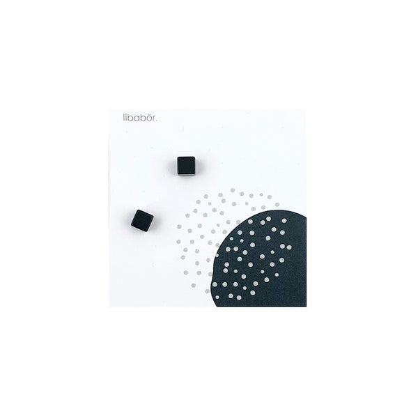 fekete minimalista kocka fülbevaló, szürke pöttyös papír csomagolással