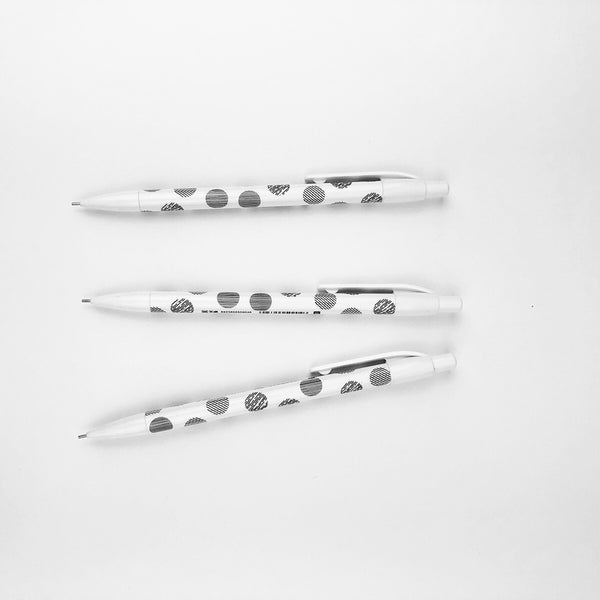 fehér mechanikus ceruza fekette pöttyös mintával