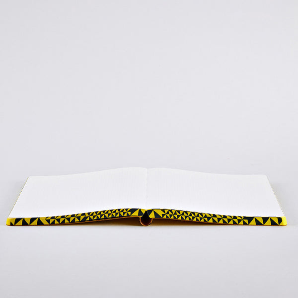 Nuuna Graphic L The Happy Book, by Stefan Sagmeister jegyzetfüzet síkra nyitható